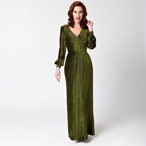 Vintage Style Green Dressing Gown - Upscale Velvet with Button Sleeves